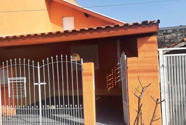 Casa Jardim Cerejeiras (4 quartos, 2 banheiros)